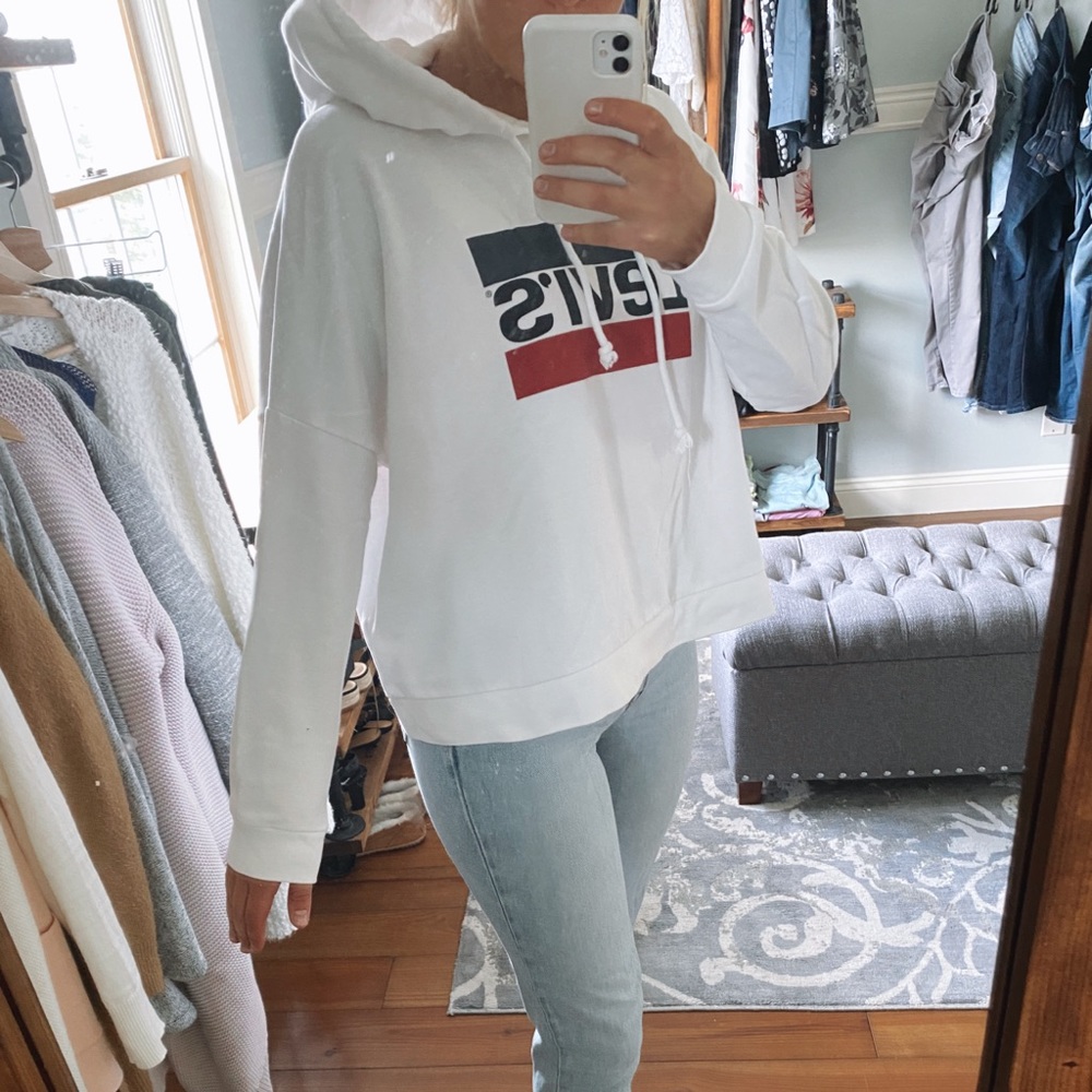 White Levi’s hoodie